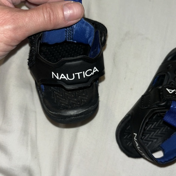 Kids size 4 Nautica sandals, closed toe strapped heel Velcro, black cobalt blue - Picture 4 of 9